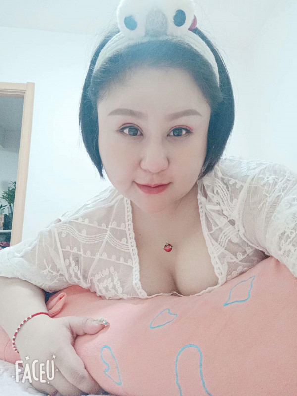 微胖的大胸妹子